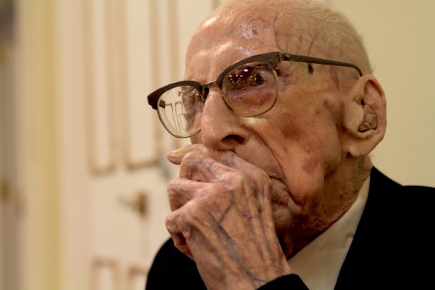 Mikor Walter Buening eltávozott, 114 éves és 205 napos volt. 99 éves koráig aktívan szivarozott.