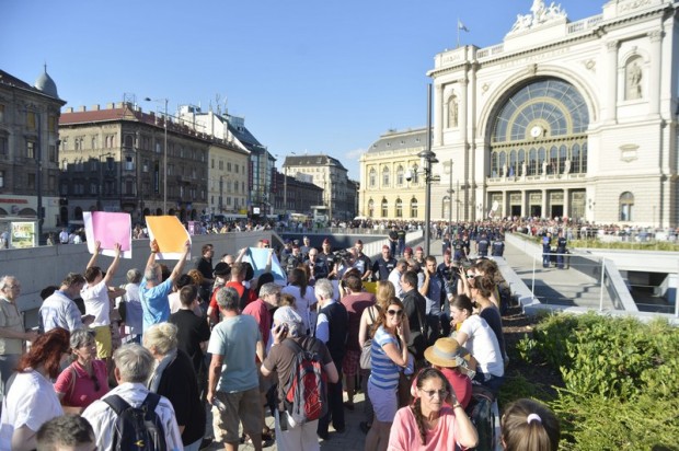 Ellentüntetők 2015. július 10-én a Baross-szobornál, a Keleti pályaudvar főbejárata közelében. A főbejárat előtt a bevándorlók ellen tüntet a Hatvannégy Vármegye Ifjúsági Mozgalom. 