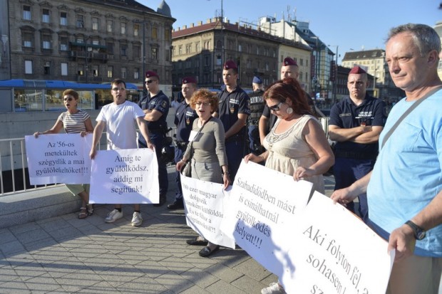 Ellentüntetők 2015. július 10-én a Baross-szobornál, a Keleti pályaudvar főbejárata közelében. A főbejárat előtt a bevándorlók ellen tüntet a Hatvannégy Vármegye Ifjúsági Mozgalom. 