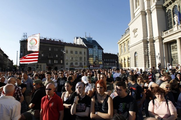 A Hatvannégy Vármegye Ifjúsági Mozgalom bevándorlásellenes tüntetése a Keleti pályaudvar főbejárata előtt.