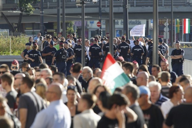Elöl a bevándorlók ellen tüntetnek a Hatvannégy Vármegye Ifjúsági Mozgalom szervezésében a Keleti pályaudvar főbejárata előtt.