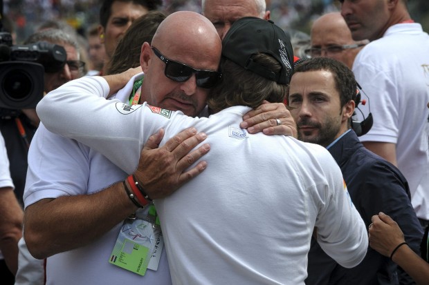Philippe Bianchi fogadja Fernando Alonso, a McLaren csapat spanyol versenyzőjének részvétnyilvánítását