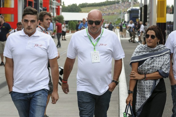 Philippe és Christine Bianchi, az elhunyt Jules Bianchi Forma-1-es pilóta szülei, valamint testvére Tom Bianchi a Forma-1-es autós gyorsasági világbajnokság 30. Magyar Nagydíja előtt