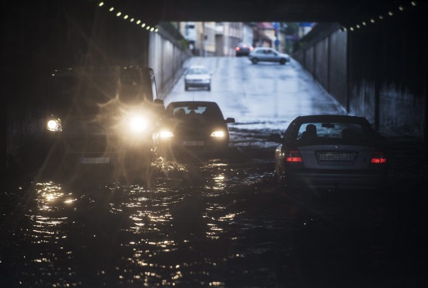 Autók Kecskeméten, a vízzel elöntött Szolnoki úti aluljáróban