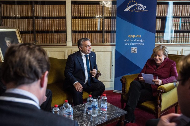 Orbán és Merkel az Európai Néppárt vezetőinek megbeszélése után, a belga királyi akadémián találkozott