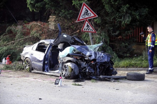 Rendőr helyszínel összetört személyautónál Leányfalun, az Alszegi Kálmán téren, ahol az autóval egy férfi fának csapódott 2015. október 18-án. A balesetben a sofőr életét vesztette. 
