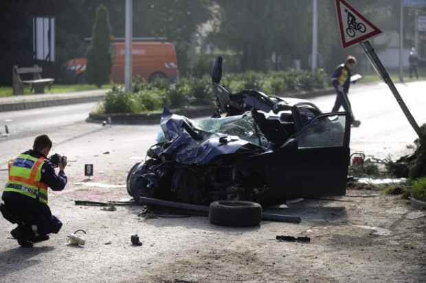 Rendőr helyszínel összetört személyautónál Leányfalun, az Alszegi Kálmán téren, ahol az autóval egy férfi fának csapódott 2015. október 18-án. A balesetben a sofőr életét vesztette.