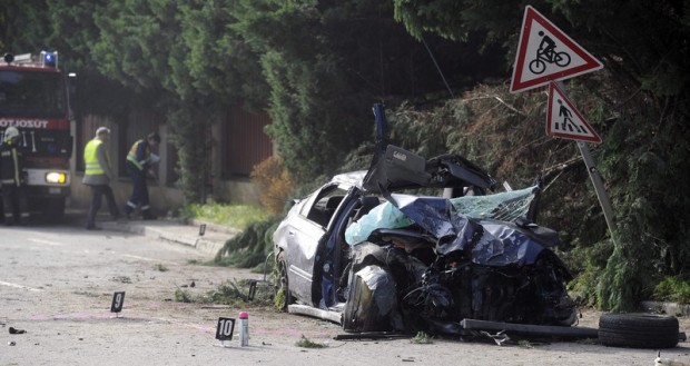 Összetört személyautó Leányfalun, az Alszegi Kálmán téren, ahol az autóval egy férfi fának csapódott 2015. október 18-án. A balesetben a sofőr életét vesztette.