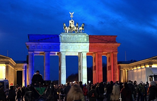 Francia nemzeti színekkel világították meg a Brandenburgi kaput Berlinben 2015. november 14-én.