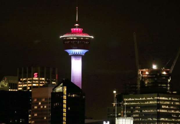 Francia nemzeti színekkel világították meg a 191 méter magas Calgary tornyot az Alberta tartománybeli Calgaryban 2015. november 14-én.