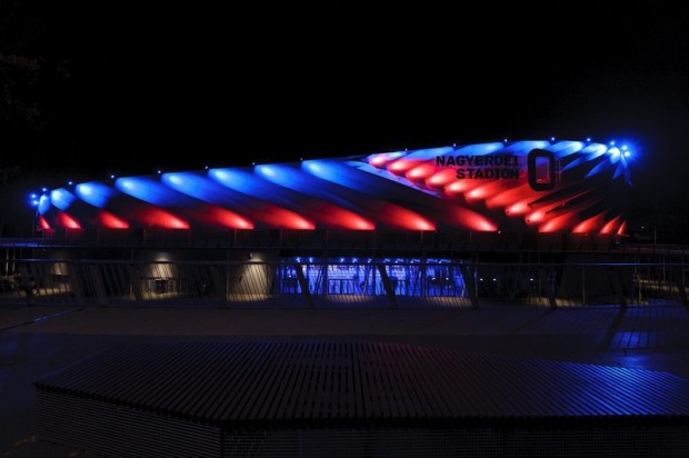 Francia nemzeti színekkel világítják ki a debreceni Nagyerdei Stadiont a Párizsban végrehajtott terrorcselekmények utáni napon 2015. november 14-én.