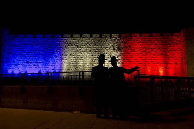 A francia nemzeti színeket vetítik a jeruzsálemi óváros falára 2015. november 14-én.