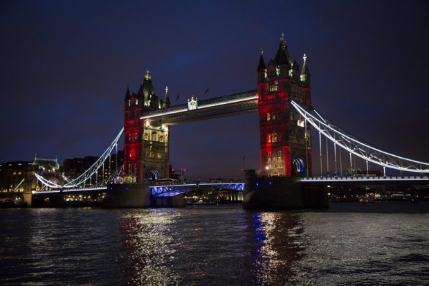 Francia nemzeti színekkel világították meg a Tower hidat Londonban 2015. november 14-én.