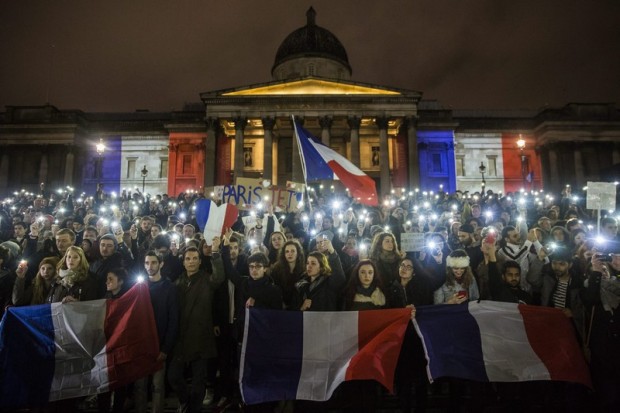 Az áldozatok emlékére tartanak virrasztást a londoni Trafalgar téren 2015. november 14-én.