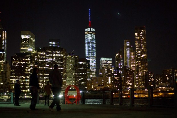 A francia nemzeti színeket vetítik a One World Trade Center (One Világkereskedelmi Központ) toronysisakjára 2015. november 14-én.