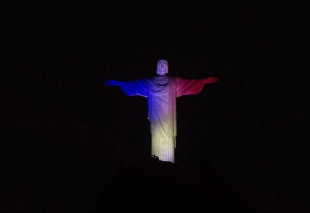 A francia nemzeti színeket vetítik a Megváltó Krisztus szobrára a brazíliai Rio de Janeiróban 2015. november 14-én.