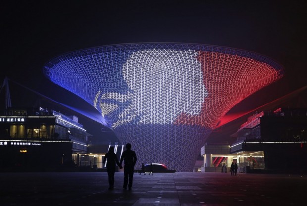 Az együttérzés jeléül a francia nemzeti színeket vetítik a 2010-es sanghaji világkiállítás egyik épületére 2015. november 14-én.