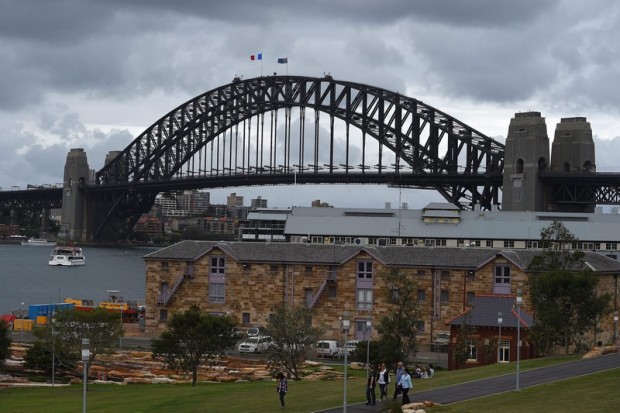 Az ausztrál mellett a francia nemzeti lobogó van kitűzve a sydneyi Harbour hídra 2015. november 15-én.