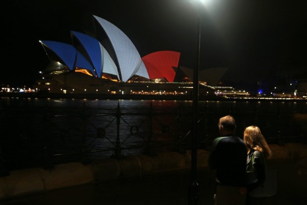 Francia nemzeti színekkel világították meg a sydneyi Operaházat 2015. november 14-én.
