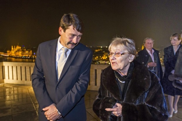 Áder János köztársasági elnök (b) Törőcsik Mari színművész és Makk Károly filmrendező társaságában a Sándor-palota teraszán 2015. december 11-én. 