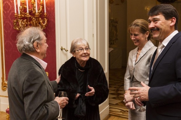 Áder János köztársasági elnök (j) és felesége, Herczegh Anita (j2) Törőcsik Mari színművész és Makk Károly filmrendező társaságában a Sándor-palotában 2015. december 11-én. 