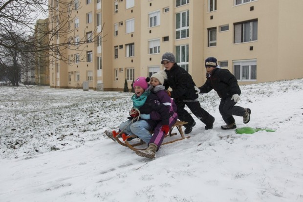 Gyerekek szánkóznak Nagykanizsán.