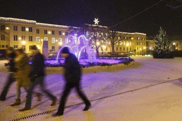 Járókelők sétálnak a hóesésben Nagykanizsán.