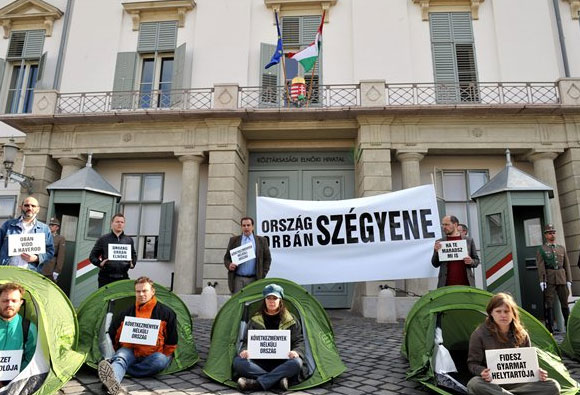 Ülősztrájkba kezdtek LMP-sek a Sándor-palotánál