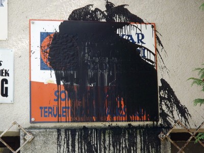 Festékkel öntötték le egy Fidesz-táblát Kaposváron