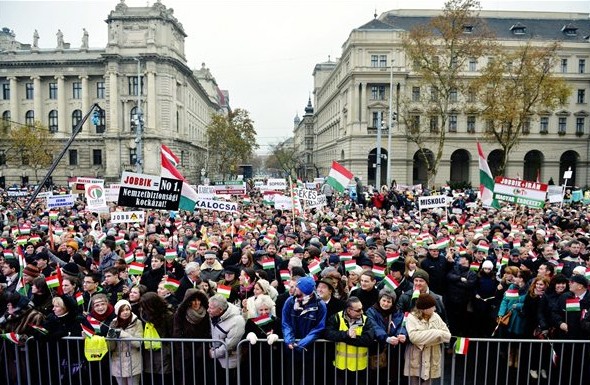 Nácik ellen tüntettek több ezren a Kossuth téren