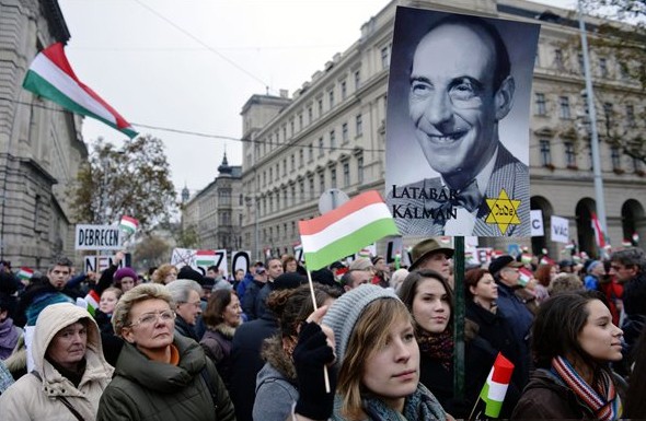 Nácik ellen tüntettek több ezren a Kossuth téren