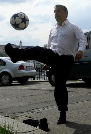 Orbán a diákok helyett a focit választotta