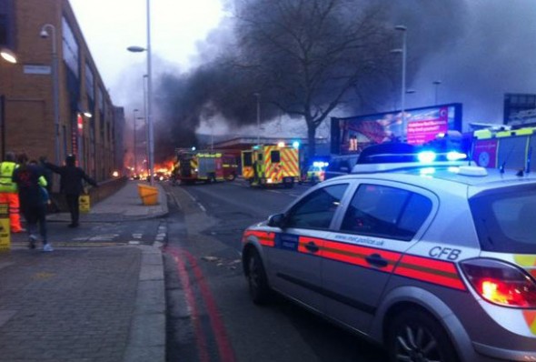 Halottak is vannak: Helikopter zuhant az utcára Londonban