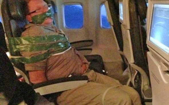 Fotó: Lekötözték az utast a repülőn