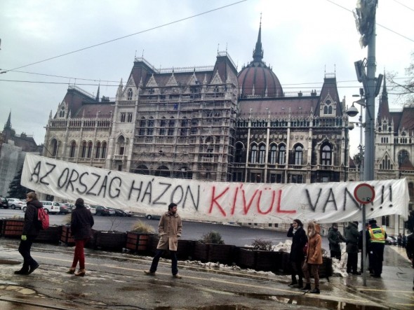 "Az ország házon kívül van" Milla-molinó a Parlament előtt: rendőrt hívtak