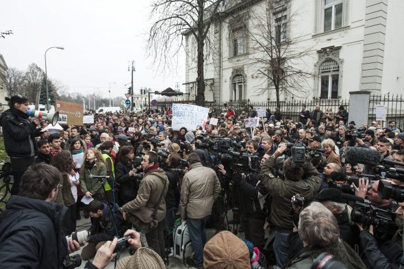 Megint tüntetnek a Fidesz székházánál
