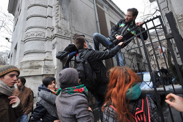 Tüntetők hatoltak be a Fidesz székházába