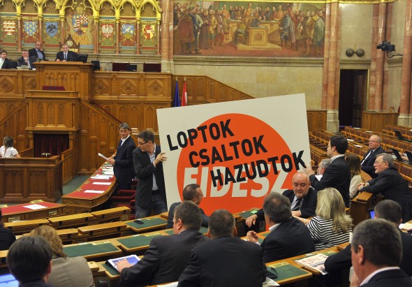 "Loptok, csaltok, hazudtok" - táblát kapott a Fidesz a Parlamentben