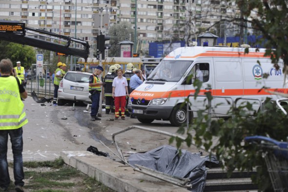Villamosmegállóba hajtott egy autó Budapesten - halott is van