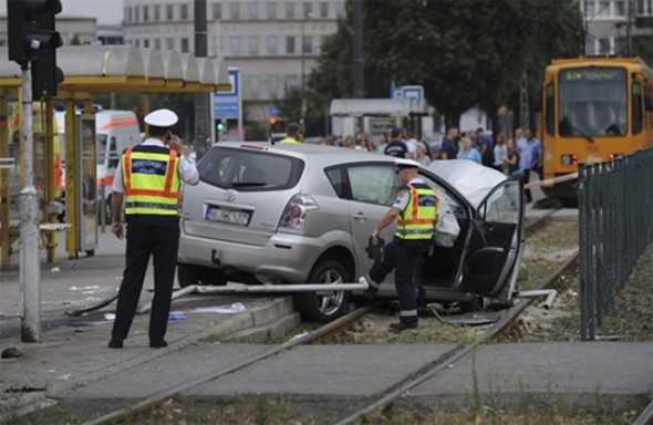 Villamosmegállóba hajtott egy autó Budapesten - halott is van