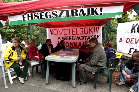 Orbán háza előtt éheznek a devizások
