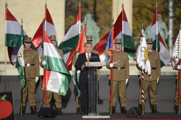Így csinált hülyét Orbán a Békemenetből