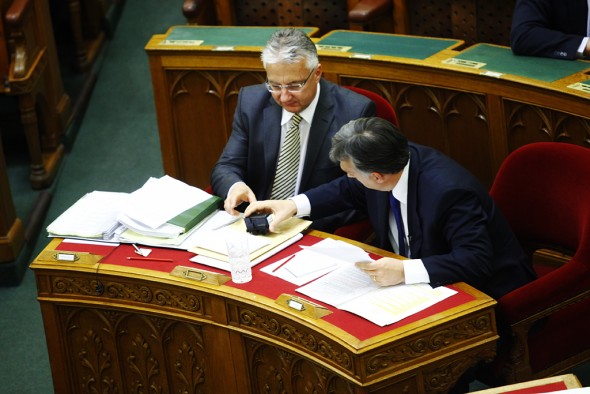 Játékvonatot kapott Orbán Viktor a parlamentben