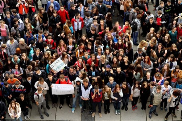 Több száz iskolás tüntetett Ungváron az őszi szünidő elhalasztása ellen