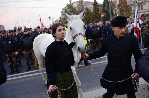 Fehér lóval vonult Budapesten a Horthyra emlékező Jobbik