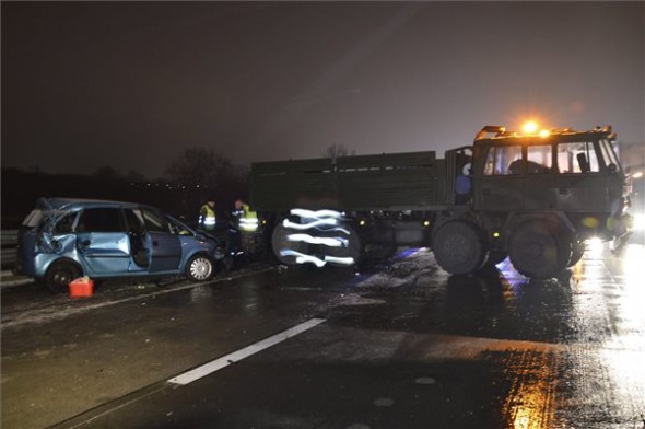 Tíz jármű, köztük egy katonai teherautó ütközött