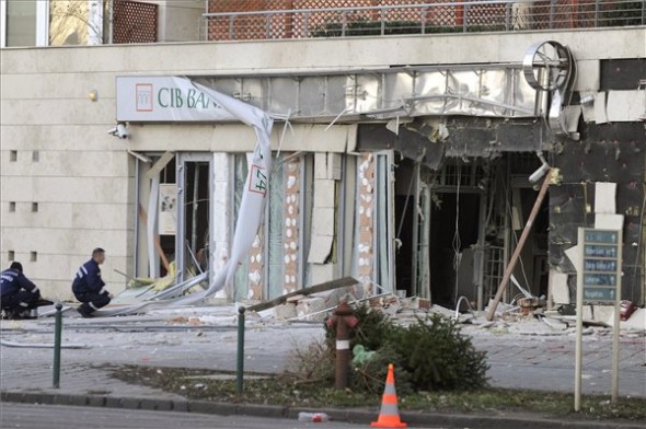 Kirobbant egy bank fala Budapesten