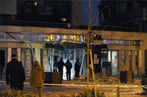 Kirobbant egy bank fala Budapesten