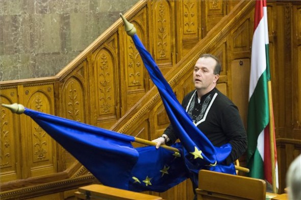 WC-re is elment a jobbikos az EU-zászlóval