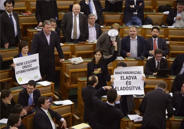 Sziréna a parlamentben – megakadályozták a szavazást